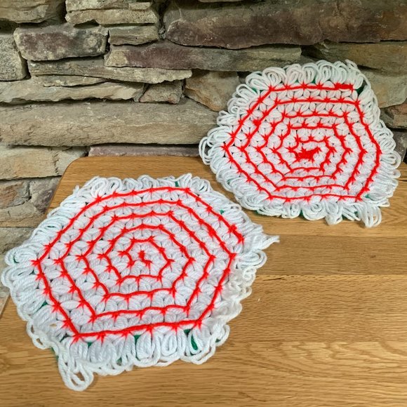 VTG 2 Crochet Christmas Trivets Hot Pads Table Linens Doilies Handmade Cottage - Picture 2 of 8